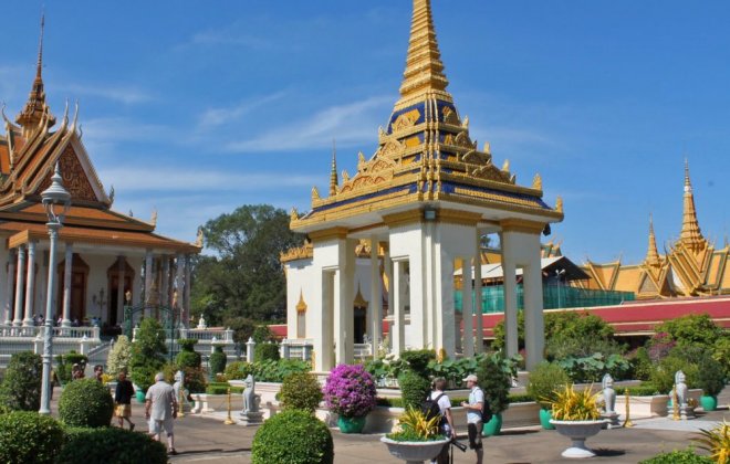 Jardines-Pagoda-Plata-Phnom-Penh.JPG