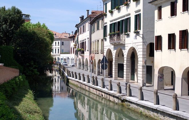 800px-Treviso-canale03.jpg