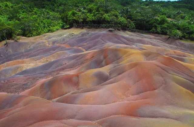 duny pestrých barev na ostrově Charamel