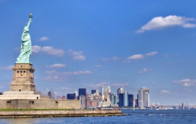 Liberty-statue-with-manhattan_1.jpg