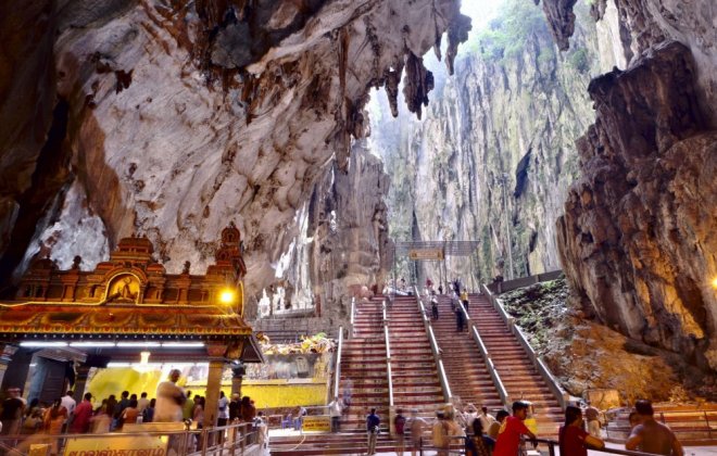 Hindu-temple-in-Batu-Caves-in-Kuala-Lumpur-Malaysia.jpg