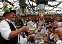 Zpáteční jízdenky na Oktoberfest od 700 Kč